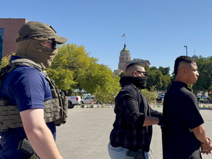 Trump planea detener a 80 mil migrantes en almacenes industriales, según medios