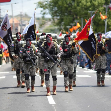 Abinader encabeza desfile cívico-militar por el 182 aniversario de la Batalla del 19 de Marzo en Azua