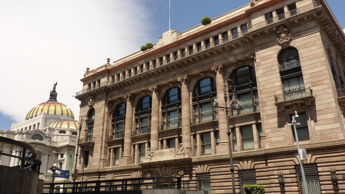 Banxico apuesta por mantener la tasa de interés en 6.5 % ante inflación y riesgos externos