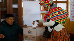 Perú extiende el cierre de urnas en unas caóticas elecciones presidenciales con más de 30 candidatos