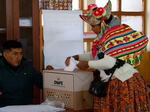 Perú extiende el cierre de urnas en unas caóticas elecciones presidenciales con más de 30 candidatos
