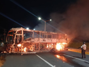 Zacatecas amanece con bloqueos carreteros y quema de vehículos