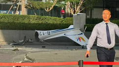 Avión pequeño se estrella contra rascacielos en Beijing