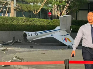 Avión pequeño se estrella contra rascacielos en Beijing