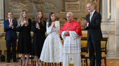 La familia real española recibe al papa en el Palacio Real en la ceremonia de bienvenida
