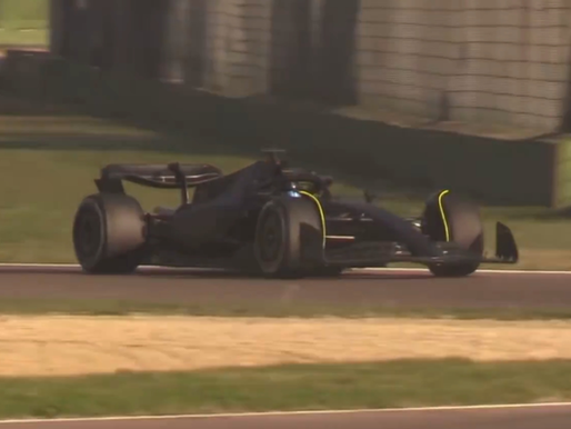 ‘Checo’ Pérez ya rueda con Cadillac, pero con un Ferrari negro