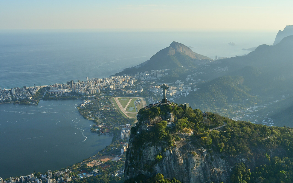 Cuatro personas mueren tras estrellarse un helicóptero en área boscosa de Río de Janeiro