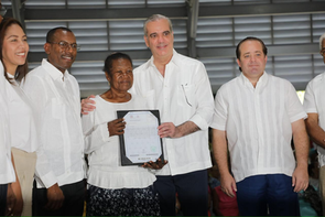 El presidente Abinader entregó 1,500 títulos de propiedad en Nuevo Domingo Savio, sumando 3,500 en total, para dar seguridad jurídica a 8,000 familias en el Distrito Nacional.