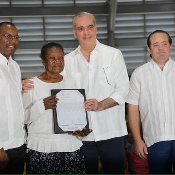 El presidente Abinader entregó 1,500 títulos de propiedad en Nuevo Domingo Savio, sumando 3,500 en total, para dar seguridad jurídica a 8,000 familias en el Distrito Nacional.
