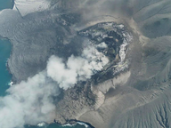 Erupción del volcán Anak Krakatoa obliga a cerrar aeropuertos en Indonesia