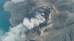 Erupción del volcán Anak Krakatoa obliga a cerrar aeropuertos en Indonesia