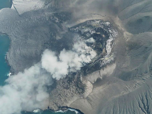 Erupción del volcán Anak Krakatoa obliga a cerrar aeropuertos en Indonesia