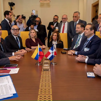 Abinader y Delcy Rodríguez abordan cooperación energética y consular en reunión en Roma