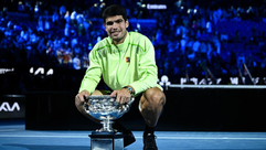 Alcaraz se impone ante Djokovic y gana el Abierto de Australia