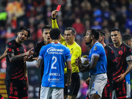 Xolos golean al líder Cruz Azul y ponen un pie en la semifinal