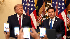 Tribunal bloquea tarifa migratoria de Trump por fallas legales