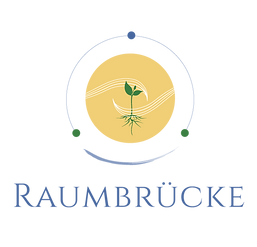 gelber Kreis mit grünem Keimling umrundet von drei Punkten und einem Verbindungstreifen untermauert mit Logotext Raumbrücke