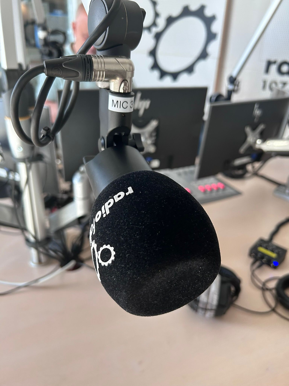 ein Mikrofon in einem Radiostudio