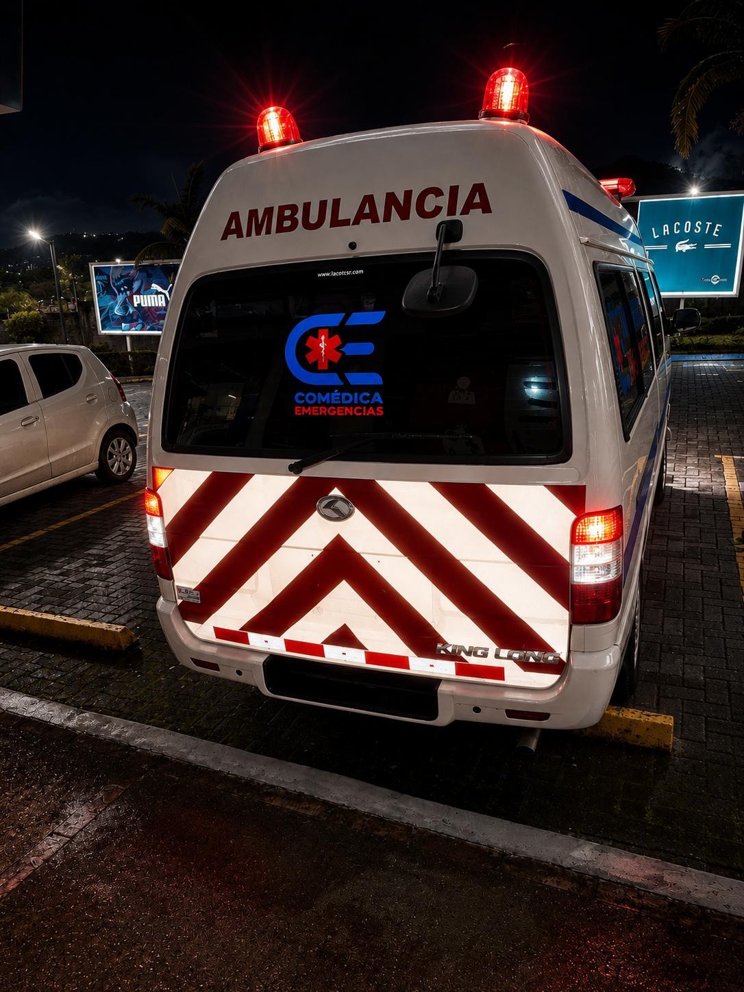 Ambulancia de Comédica Emergencias con la identidad actual de la empresa