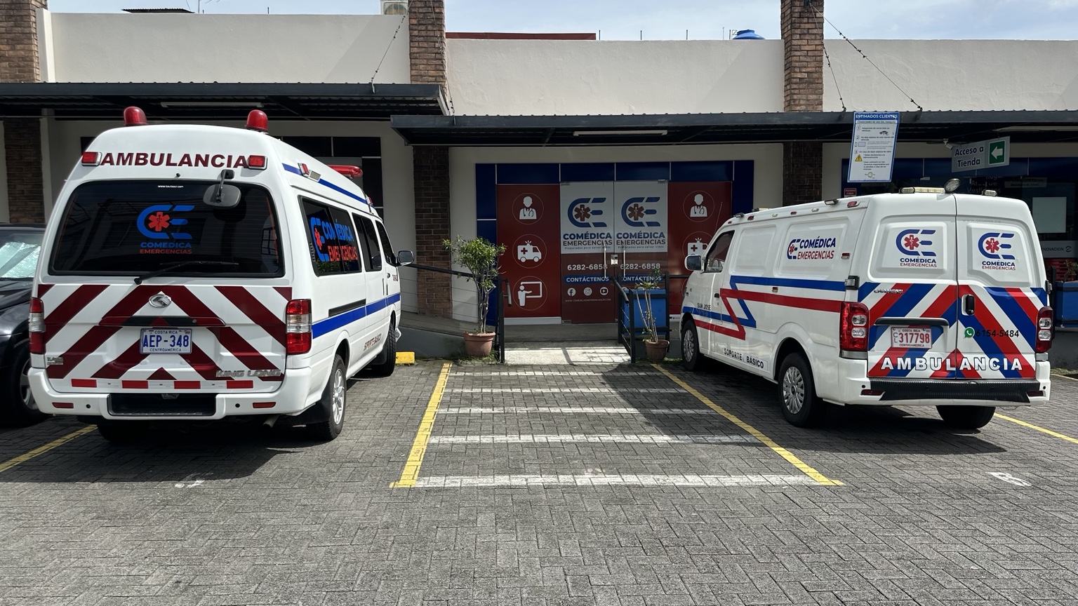 Entrada de la base de Comédica Emergencias en San Sebastián, con las dos ambulancias frente al local