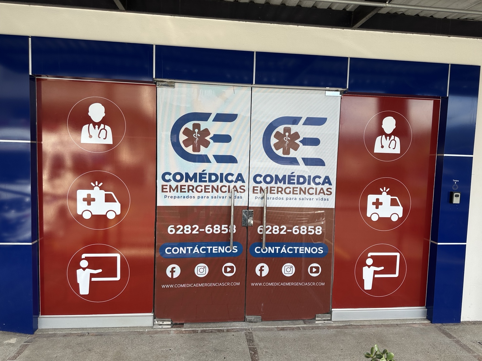 Fachada y puertas de entrada del local de Comédica Emergencias
