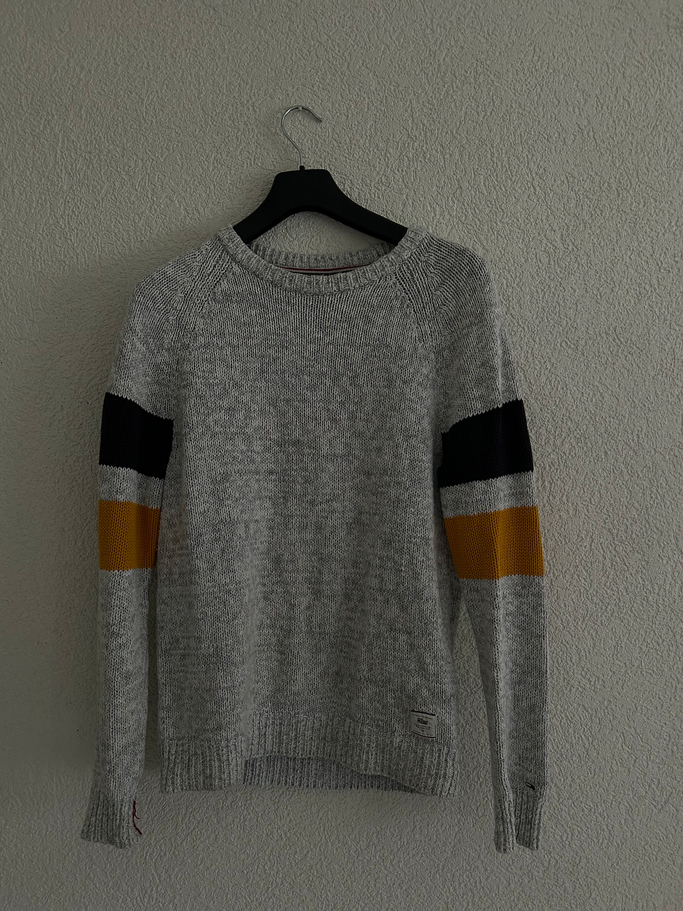 Pull gris avec détail