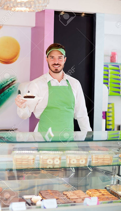 61055153-trabajador-en-pastelería-con-placa-de-la-torta-con-la-magdalena.jpg