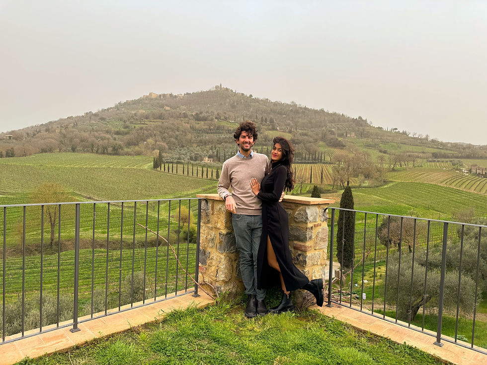 Amby e Marco posano con un verde vigneto in Val d'OrciaToscana