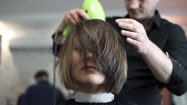 Haare mit Combline Extensions werden geföhnt