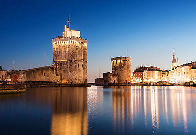 Les tours de La Rochelle sont les vestiges d'un grand programme de fortifications édifié à partir du 12ème siècle. La tour Saint Nicolas, haute de 42 mètres est un édifice militaire, la tour de la chaine est la porte d'entrée du vieux-port et la tour de la lanterne, haute de 55 mètres, est le dernier phare médiéval de la côte atlantique