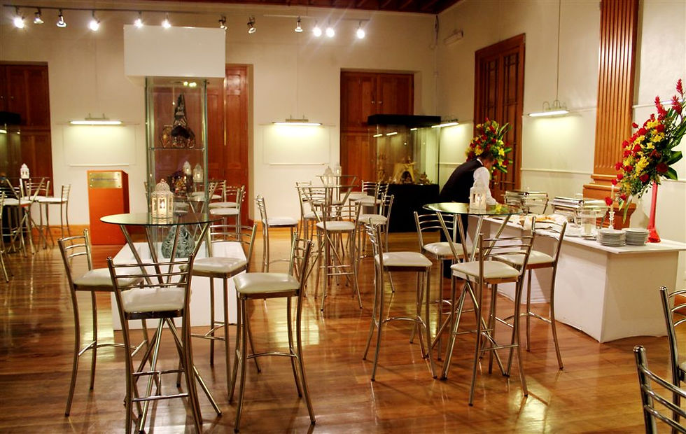 Mesas y sillas altas de bar