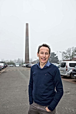 Permanente kunstvlam op schoorsteen steenfabriek Vandersanden in Kleine-Spouwen