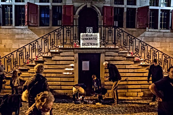 Bilzenaren houden stille wake voor democratie