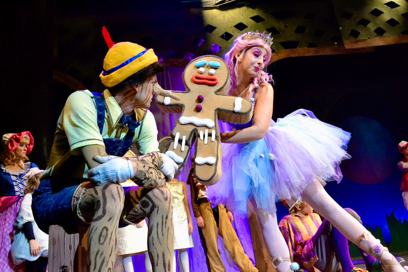 Gingy (Grace Bradshaw) tries to cheer up Pinocchio.