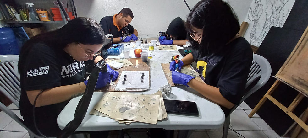 alunos do curso de tataugem