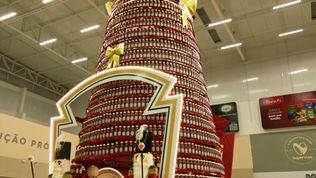 Kraft Heinz monta árvore de Natal de 12 metros e 5 mil embalagens de ketchup