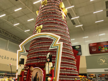 Kraft Heinz monta árvore de Natal de 12 metros e 5 mil embalagens de ketchup