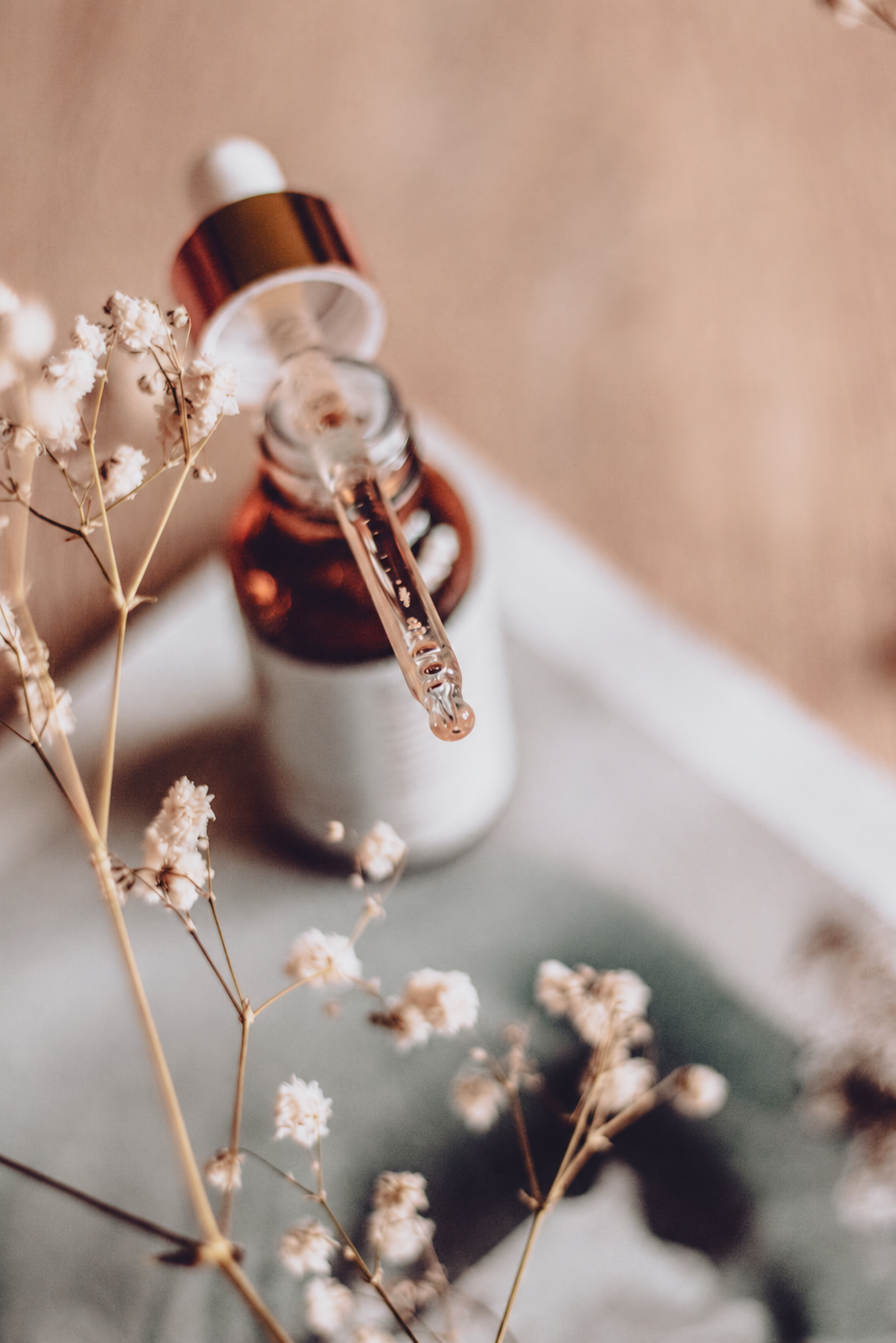 Flacon et fleurs