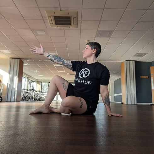 Lindsey demonstrating Kinisi Flow during a live online class in a studio setting
