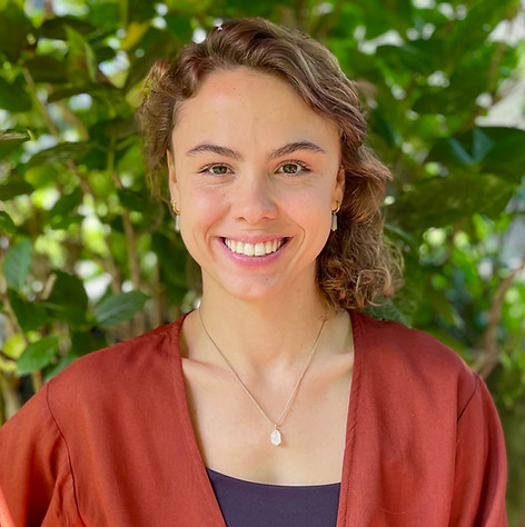 Porträtfoto von Jule Buss, Osteopathin und Heilpraktikerin in Bonn