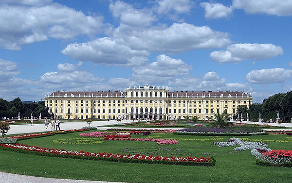 Schönbrunn_Palace,_Vienna.JPG