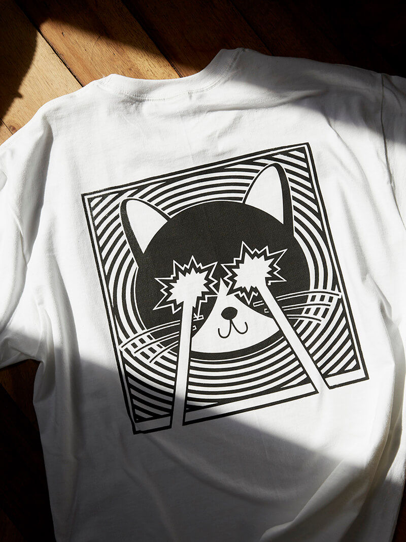 Miniaturbild: Kunstdruck auf dem T-Shirt von VULKANVULKANVULKAN zeigt eine Katze mit Laser | VULKAN Shop
