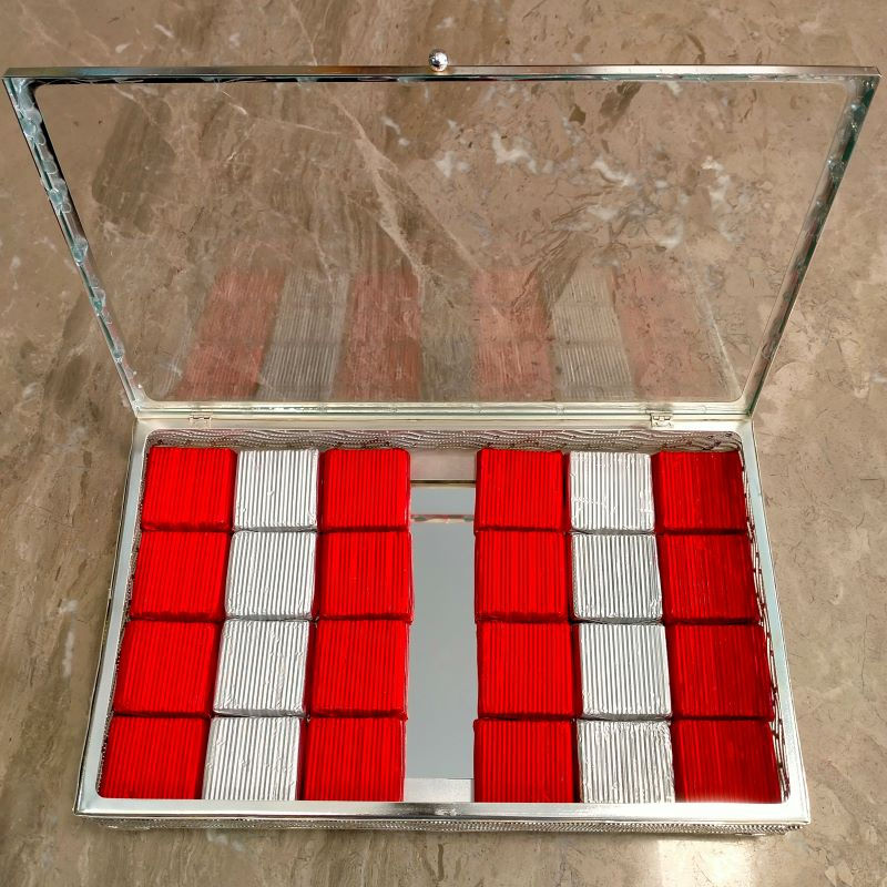 Küçük resim: Cam Kutu Kırmızı & Gümüş- Yaldızlı Çikolata ve  Draje