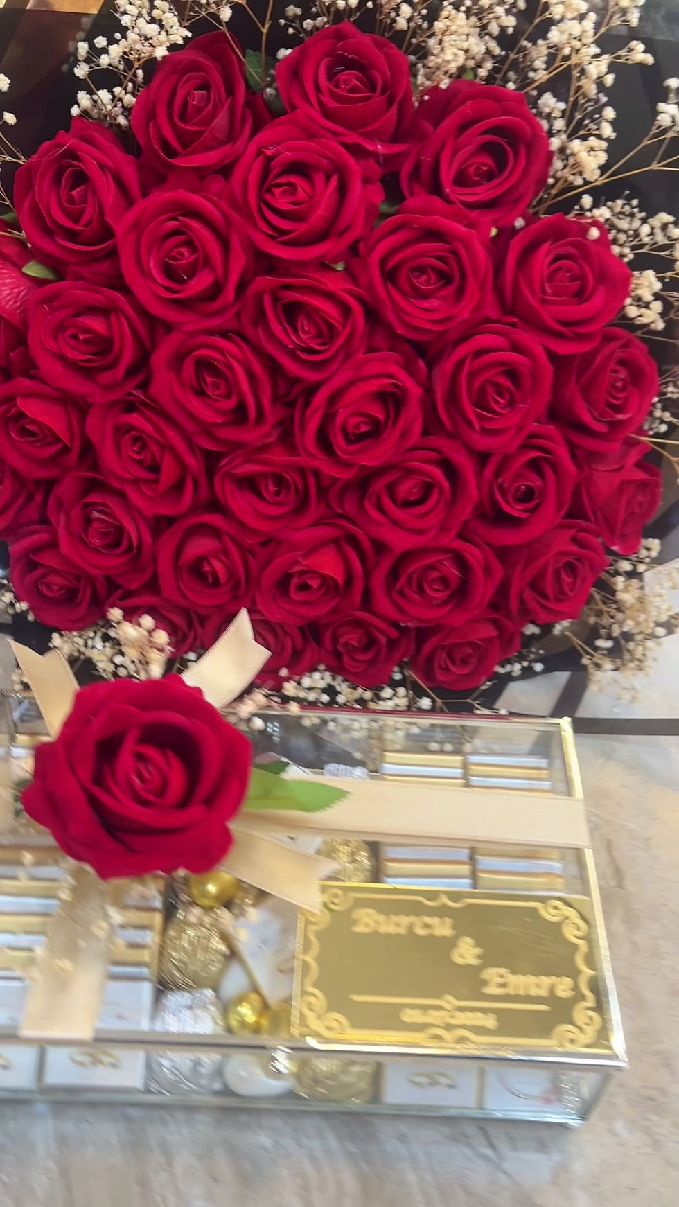 Küçük resim: Çiçek ve Çikolata Set  – 70 li Cam Kutu ve 33 Kadife Gül