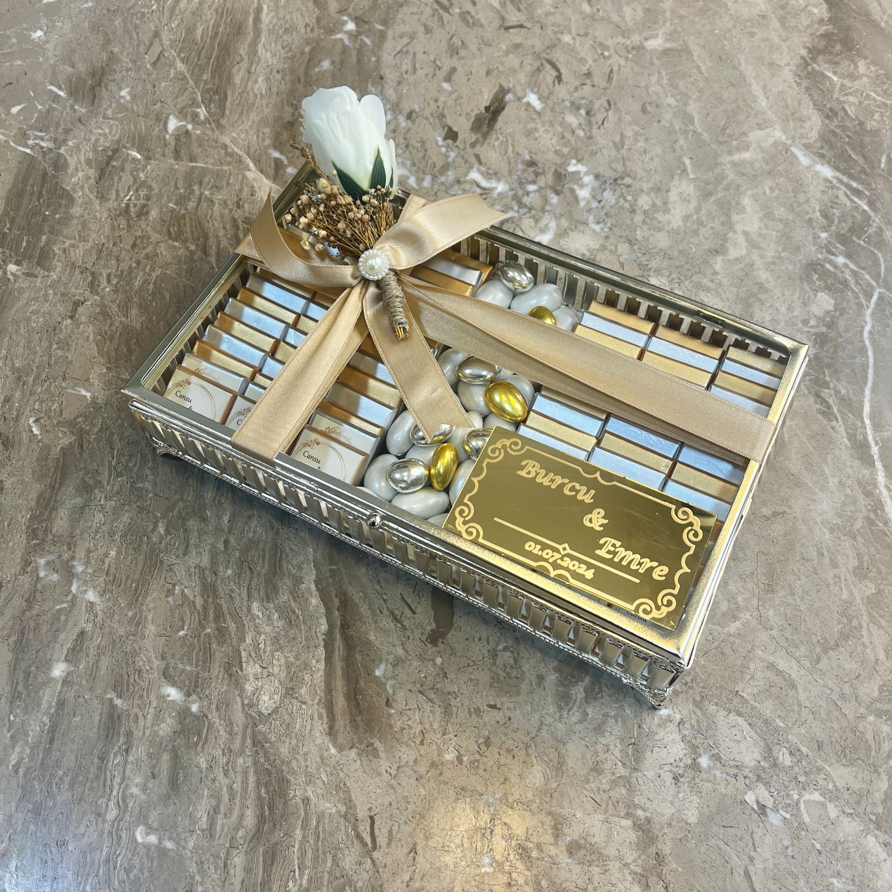 İsimli Çikolata Metal Çerçeve Cam Kutu - 90 adet Madlen ve Draje