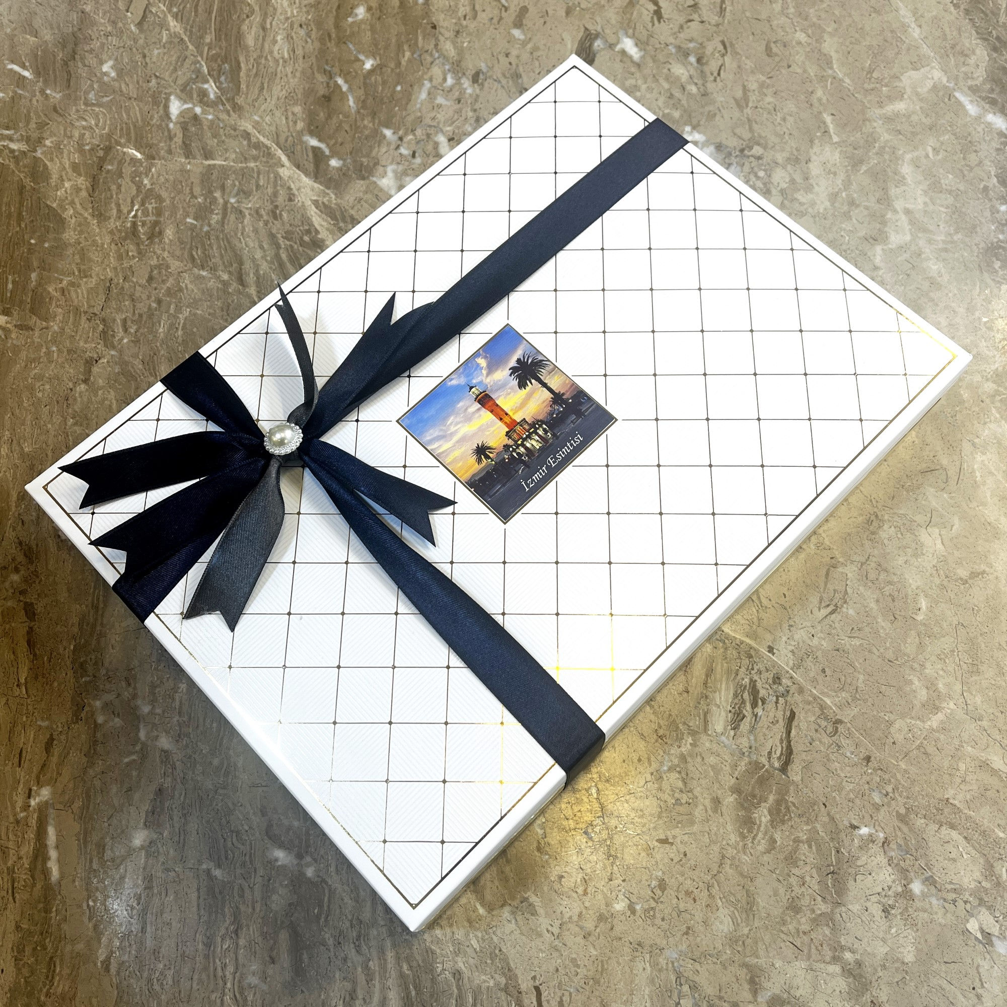 İzmir Esintisi – Şehrin Tatlı Hatırası - Hediyelik Çikolata 72 adet  Madlen 1