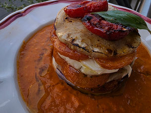 Torretta di melanzane con cuore di bue confit, mozzarella e salsa di datterini