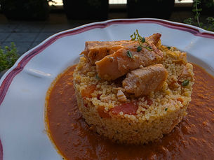 Cous cous al peperone rosso con salmone alla paprika