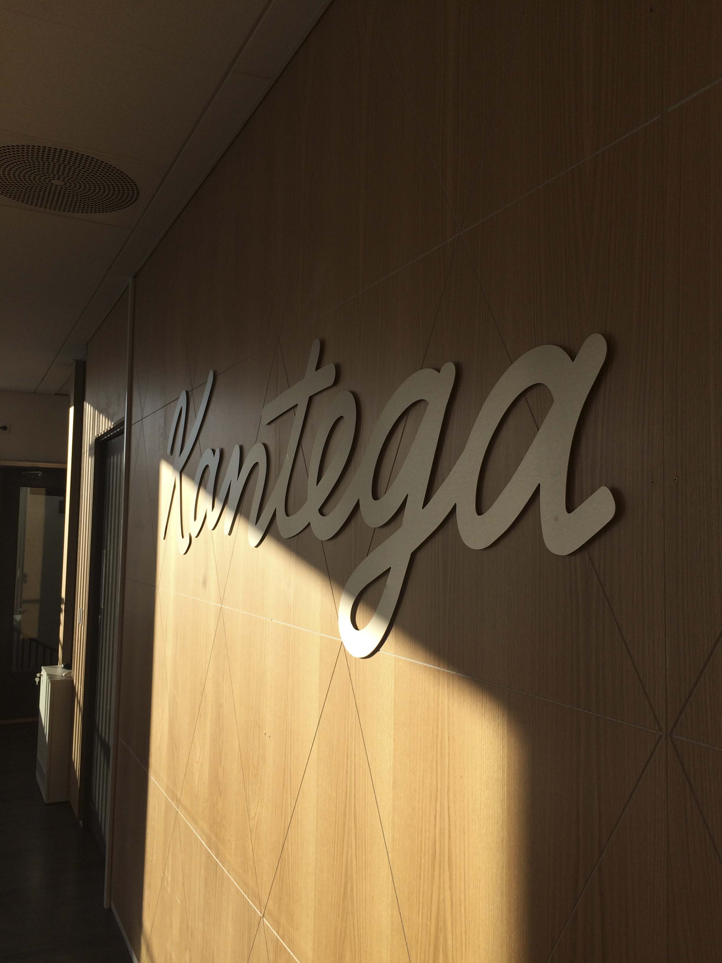 Logo på veggen