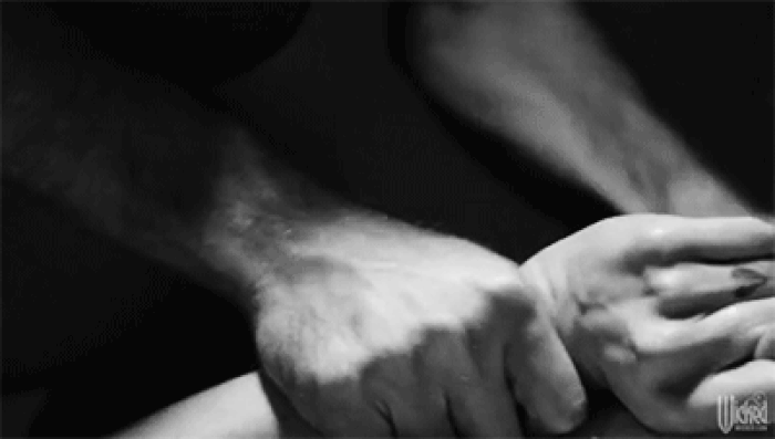 HANDEN SAMEN OP RUG 700.gif